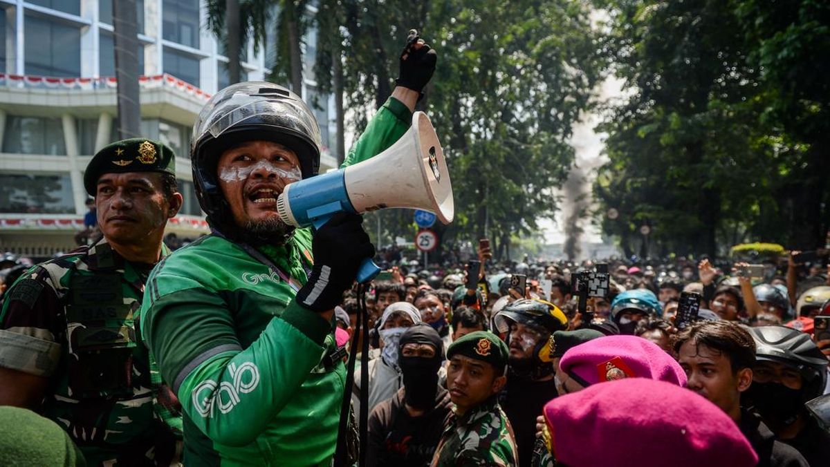 Pertahanan Tembus, Massa Ojol Kembali Kepung Mako Brimob