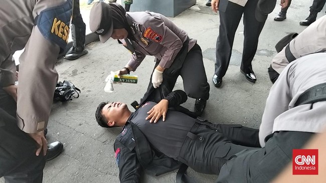Brimob di Solo kocar-kacir akibat gas air mata milik mereka sendiri, karena perubahan arah angin saat membubarkan aksi solidaritas untuk Affan Kurniawan.