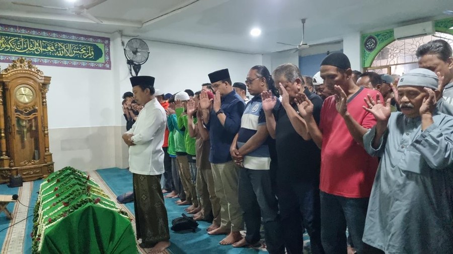 Anies Baswedan ikut mensalatkan jenazah Affan yang tewas dilintas mobil rantis Brimob Anies Baswedan ikut mensalatkan jenazah Affan yang tewas dilintas mobil rantis Brimob