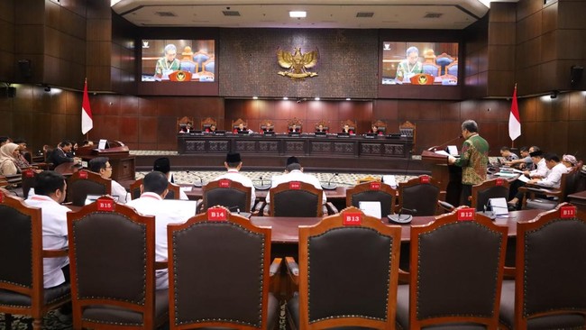 MK tolak uji materi UU Pengelolaan Zakat, tegaskan kedudukan Baznas, dorong revisi undang-undang untuk tata kelola zakat yang lebih baik.