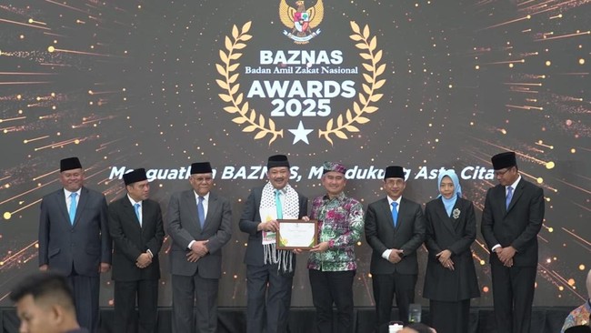 Sejumlah menteri, kepala daerah, hingga mitra strategis menerima Baznas Awards 205 atas kontribusi mereka dalam memperkuat gerakan zakat nasional.
