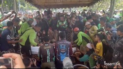 Seniman Jepang Ikut Soroti Aksi di Indonesia Lewat Lukisan Merah Putih