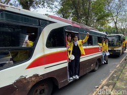 Naik Bus, BEM UI Berangkat ke Polda Metro untuk Demo