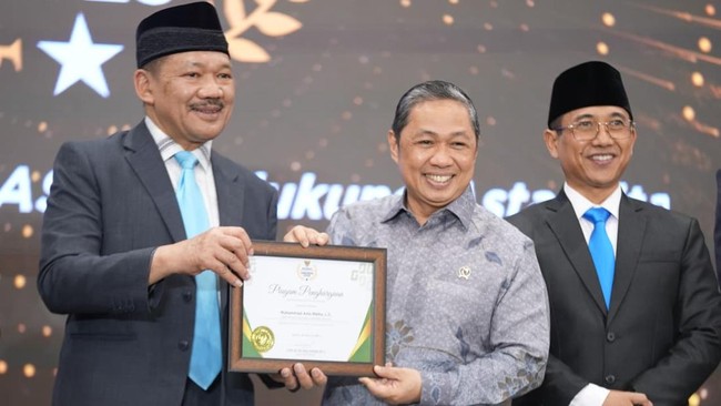 Wamenlu Anis Matta apresiasi kinerja Baznas dalam penghimpunan zakat, dorong masyarakat untuk salurkan zakat melalui Baznas, bantu sesama.