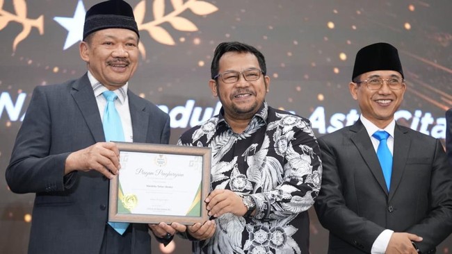Komedian Bedu raih penghargaan Artis Peduli Zakat di Baznas Awards 2025, ajak masyarakat berzakat melalui Baznas, lembaga terpercaya dan amanah.