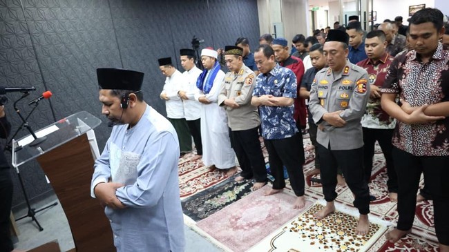 Divhumas Polri Gelar Salat Gaib Doakan Almarhum Driver Ojol Affan Divhumas Polri menggelar salat gaib untuk mendoakan almarhum Affan Kurniawan, driver ojek online yang meninggal akibat tertabrak rantis Brimob.