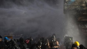 Demo Kenaikan Harga, Mata Ratusan Demonstran Buta Ditembak Shotgun
