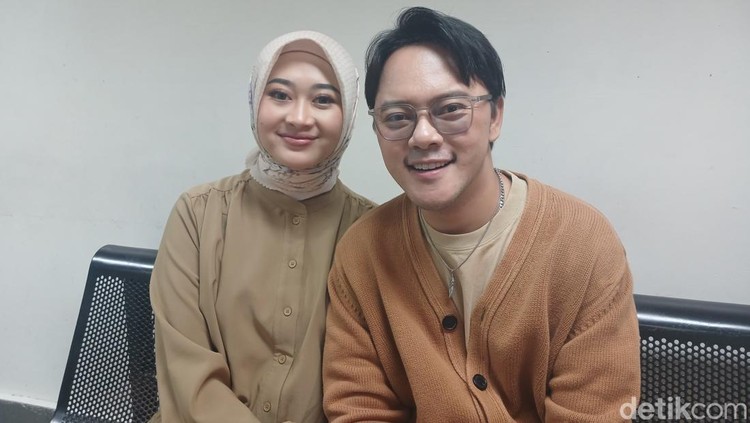 Danang DA dan istri cerita soal kebahagiaan mengurus anak pertama.