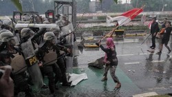 Pantang Menyerah, 6 Potret Heroik Ibu-ibu Kerudung Pink Saat Demo 28 Agustus 2025