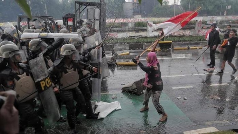 Demo Ibu-ibu kerudung pink yang viral di medsos setelah ikut demo.