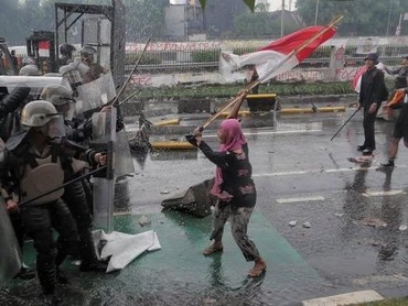 img-title Pantang Menyerah, 6 Potret Heroik Ibu-ibu Kerudung Pink Saat Demo 28 Agustus 2025