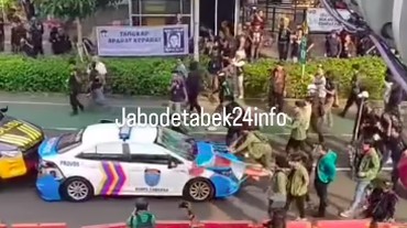 img-title Demo Berakhir Ricuh, Mobil Polisi Kembali Lindas Demonstran