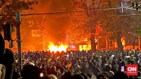 Demo di Bandung Panas Malam ini, Mobil di Depan DPRD Terbakar