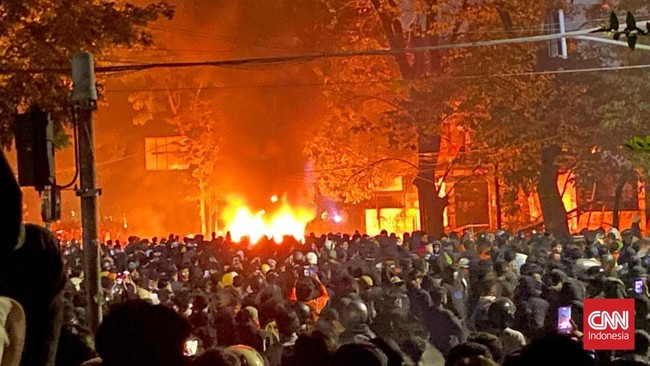 Aksi unjuk rasa di depan Gedung DPRD Jawa Barat masih memanas sampai Jumat (29/8) malam. Satu mobil di depan Gedung DPRD terbakar.