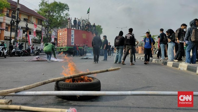 Kantor DPRD hingga Kejaksaan Tinggi (Kejati) Sulawesi Selatan (Sulsel) menjadi sasaran aksi massa dalam demonstrasi pada Jumat (29/8).
