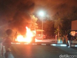 Ricuh di DPRD Makassar, Massa Bakar Sejumlah Motor-Rusak Pagar dan Videotron