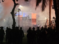 Demo di DPR Makin Panas, Gas Air Mata Dibalas Petasan oleh Massa