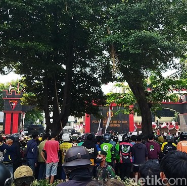 Imbas Driver Ojol Tewas Dilindas, Massa Aksi Lakukan Unjuk Rasa di Beberapa Titik