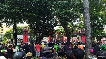 img-title Imbas Driver Ojol Tewas Dilindas, Massa Aksi Lakukan Unjuk Rasa di Beberapa Titik