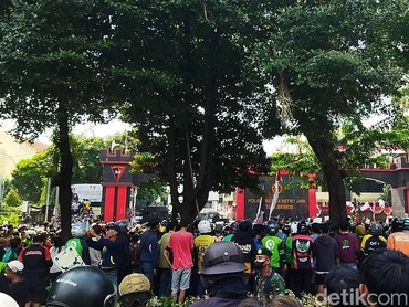img-title Imbas Driver Ojol Tewas Dilindas, Massa Aksi Lakukan Unjuk Rasa di Beberapa Titik