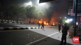 Polisi Tembak Gas Air Mata ke Pedemo Polda DIY, Mobil Patroli Diamuk