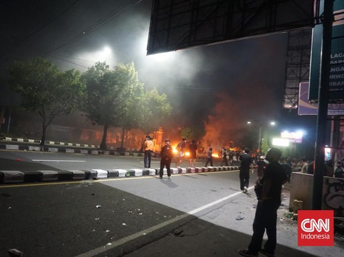 Polisi Tembak Gas Air Mata ke Pedemo Polda DIY, Mobil Patroli Diamuk