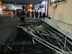 Demo di Magelang Kembali Panas, Massa Lempari Polisi Pakai Batu-Bambu