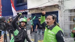 Warga Asing Pesan Makanan untuk Bantu Pengemudi Ojol yang Demo