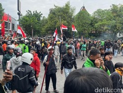Polisi Tembakkan Gas Air Mata ke Massa Demo di Depan Markas Brimob Solo