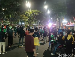 Update Demo Semarang Petang Ini, Massa Masih Penuhi Jalan Pahlawan