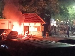 Massa Masuk Halaman Belakang DPRD Jateng, Mobil-Kantin Dibakar