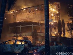Gedung DPRD Makassar Dibakar Massa Saat Rapat Paripurna, Walkot Dievakuasi