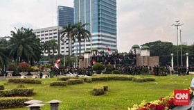 Barikade Mulai Jebol, Massa Demo Mulai Masuk Kompleks DPR RI