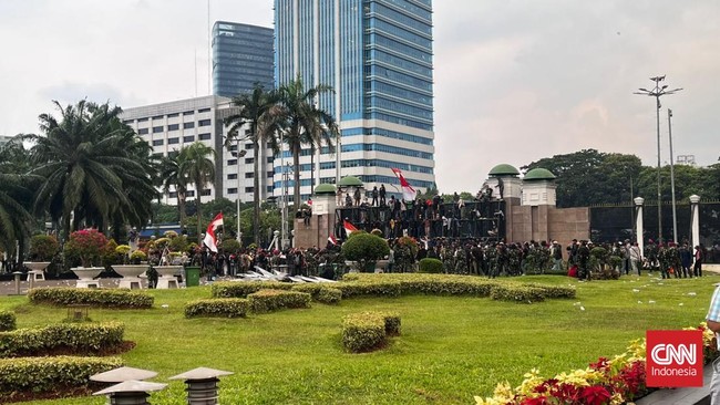 Massa yang berunjuk rasa di depan kompleks MPR/DPR RI memanas dan mulai menembus pertahanan barikade aparat hingga masuk kompleks parlemen.