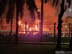 Massa Demo di DPR Memanas, Gerbang Tol Pejompongan Dibakar