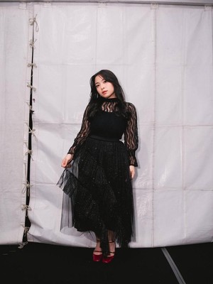 Get The Look: Inspirasi Gaya Serba Hitam untuk Pesta ala Bernadya
