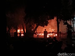 Massa Demo Bakar Halte TransJakarta Depan Polda Metro Jaya!
