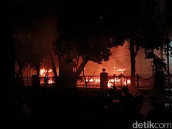 Jakarta Malam Ini: Halte dan Gerbang Tol Dibakar, Sebagian Transum Disetop