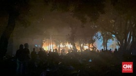 Halte TransJakarta depan Polda Metro Jaya Dibakar