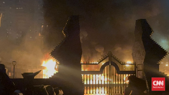 Aksi massa protes kematian pengemudi ojol Affan Kurniawan berlanjut hingga malam ini yang terpantau di Jakarta, Surabaya, dan Makassar.