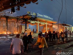 6 Halte Transjakarta Terbakar, 16 Lainnya Rusak Usai Demo Ricuh