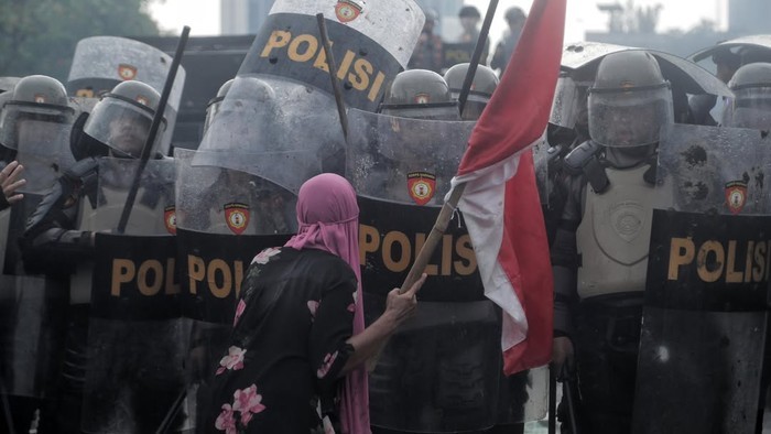 Ibu Berjilbab Pink di Aksi Demo DPR Jakarta.
