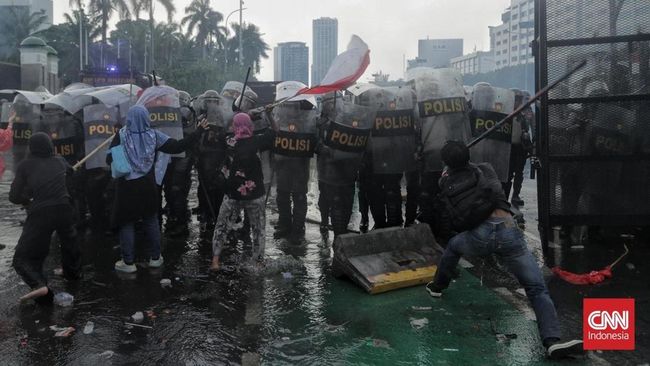 Viral Radar Pesawat BNPB Kelilingi Langit Jakarta, Diduga Turunkan Hujan Bubarkan Demo