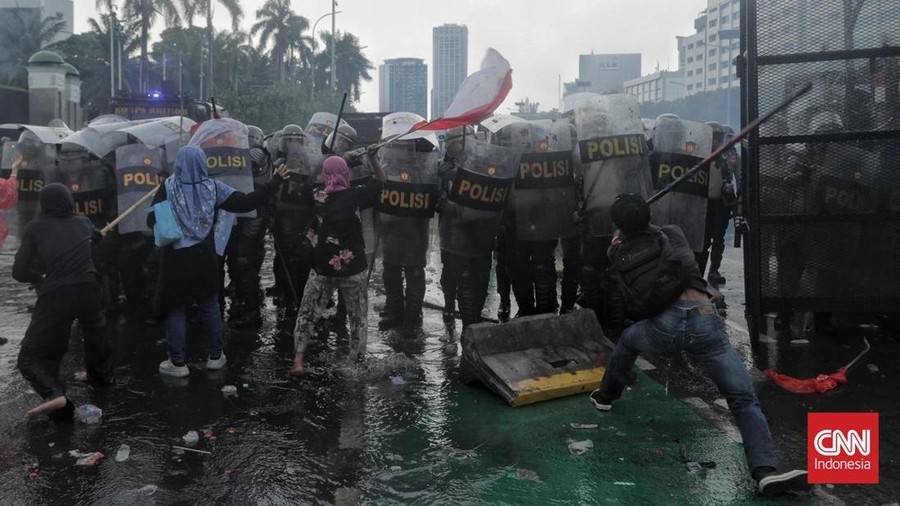 Ibu Berjilbab Pink di Aksi Demo DPR Jakarta Ibu Berjilbab Pink di Aksi Demo DPR Jakarta.