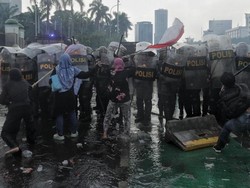 Viral Radar Pesawat BNPB Kelilingi Langit Jakarta, Diduga Turunkan Hujan Bubarkan Demo
