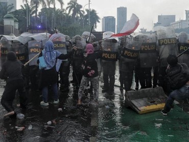 img-title Viral Radar Pesawat BNPB Kelilingi Langit Jakarta, Diduga Turunkan Hujan Bubarkan Demo