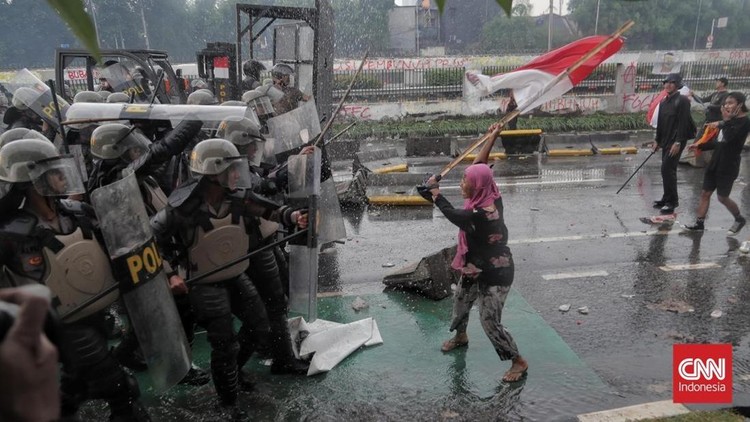 Ibu Berjilbab Pink di Aksi Demo DPR Jakarta Ibu Berjilbab Pink di Aksi Demo DPR Jakarta.