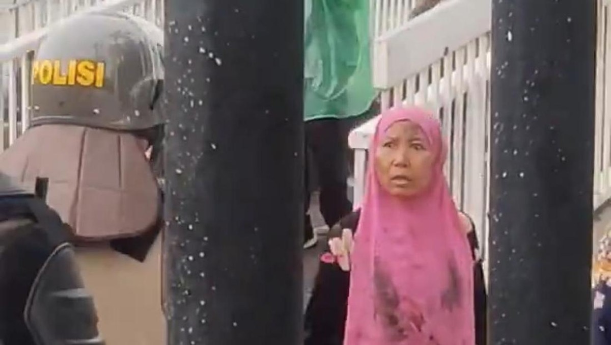 Ibu-Ibu Kerudung Pink Demo