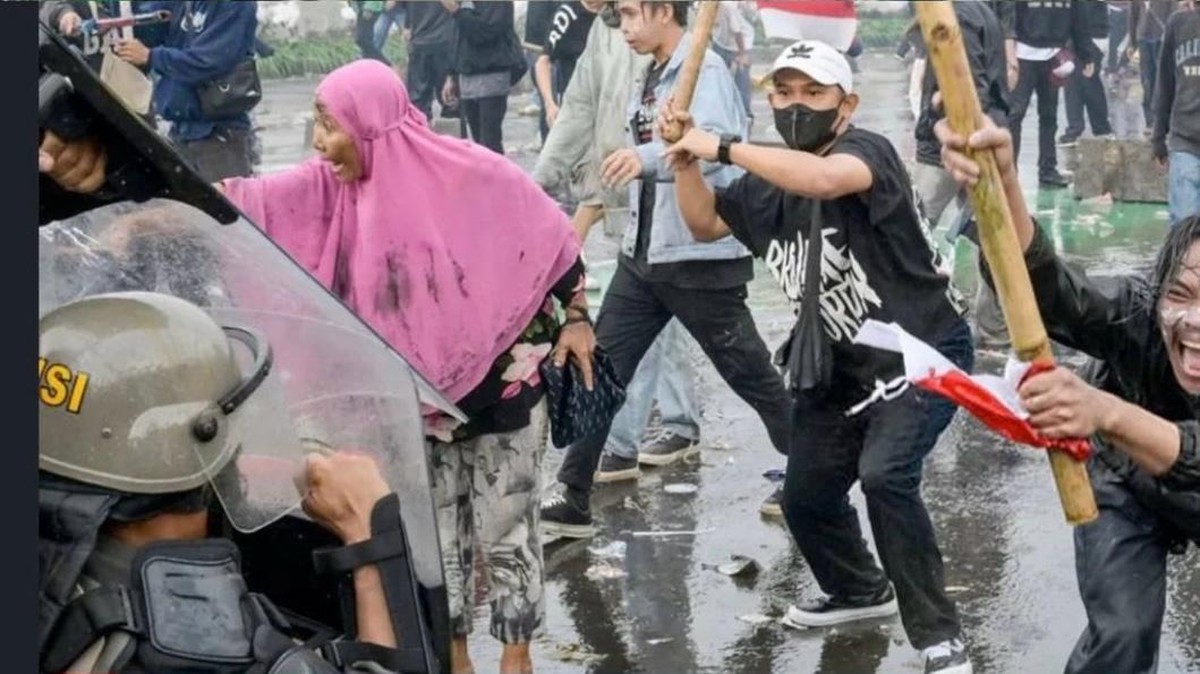 Ibu-Ibu Kerudung Pink Demo