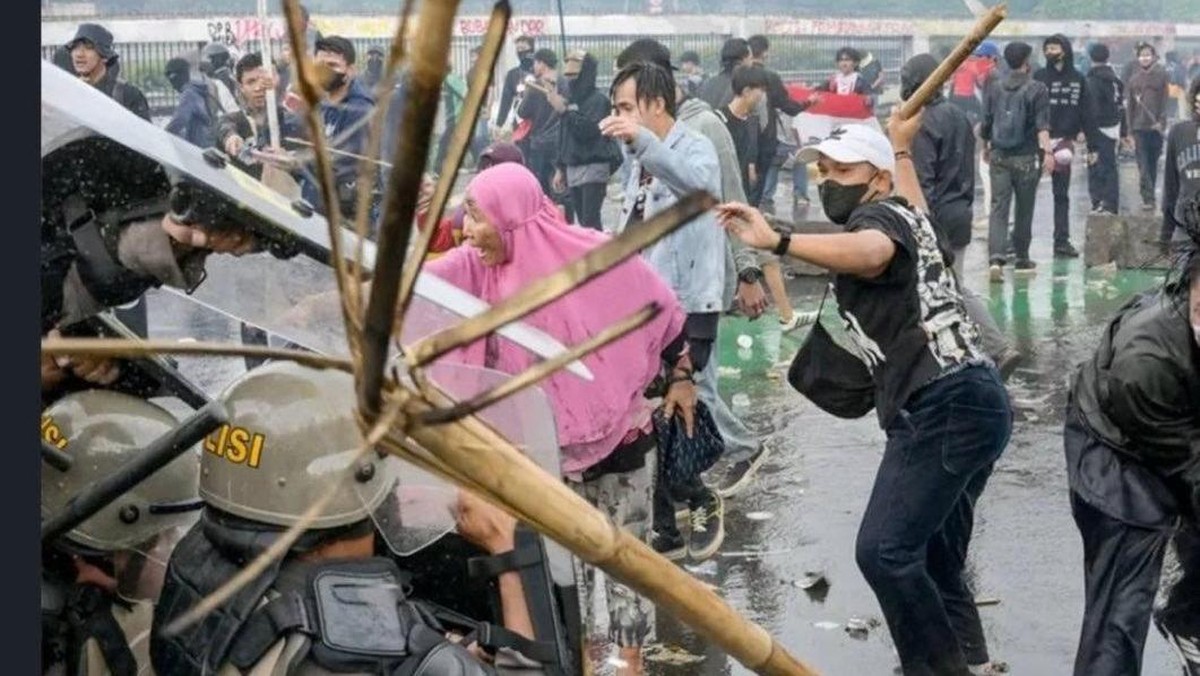 Ibu-Ibu Kerudung Pink Demo